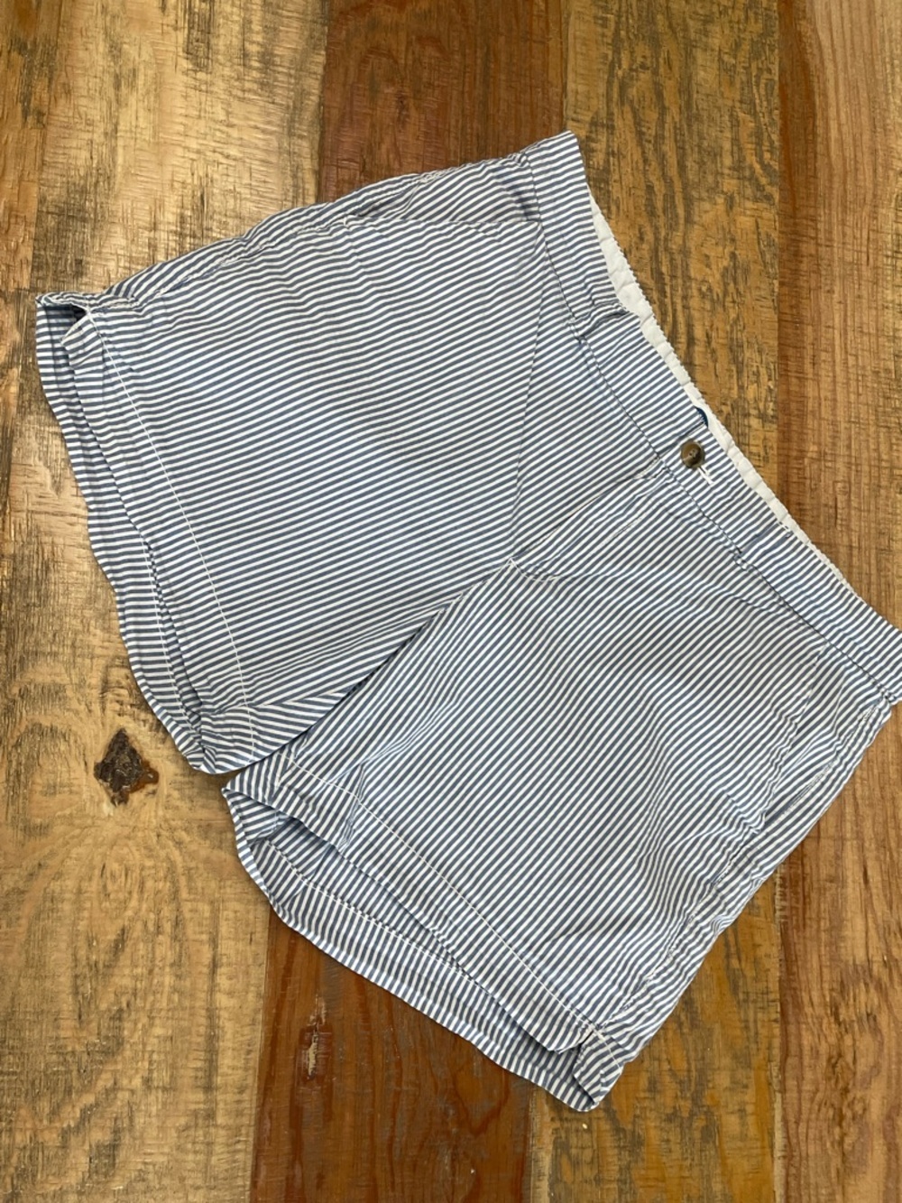 Old Navy women’s 16 Seersucker Stripe Everyday Mid-Rise Short